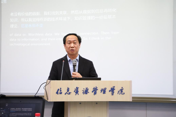 中国人民大学信息资源管理学院院长张斌教授为本次论坛致辞,表示了对